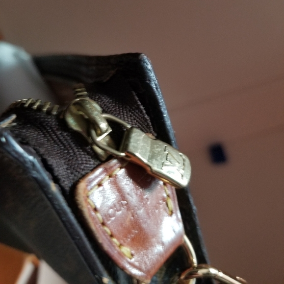 LOUIS VUITTON Classic pouchette Monogram - Picture 10 of 16